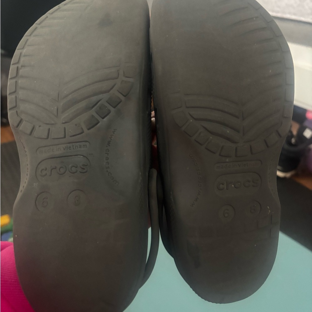 CROCS women size 6 gray  Water Shoes - Picture 6 of 7